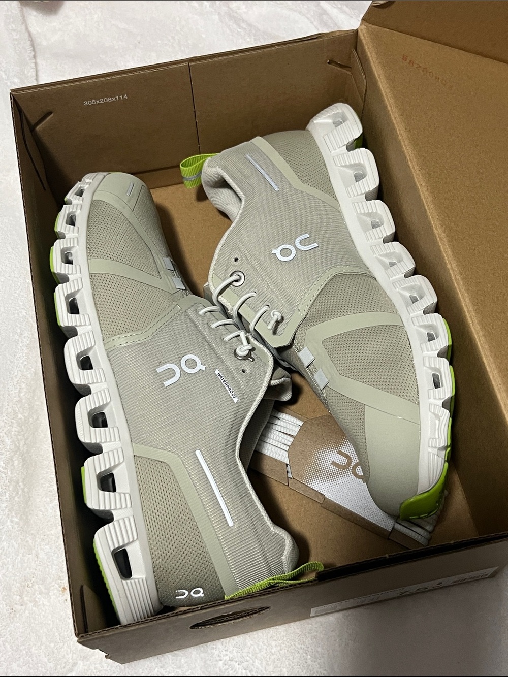 NEW On Running Cloud Sneakers Cloud 5 Waterproof in Light Sage with Lime Accents